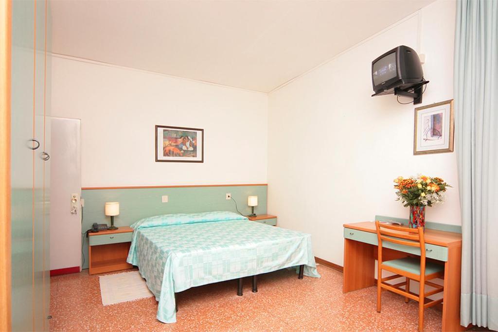 Hotel Janeiro Frontemare Лидо ди Йезоло Стая снимка