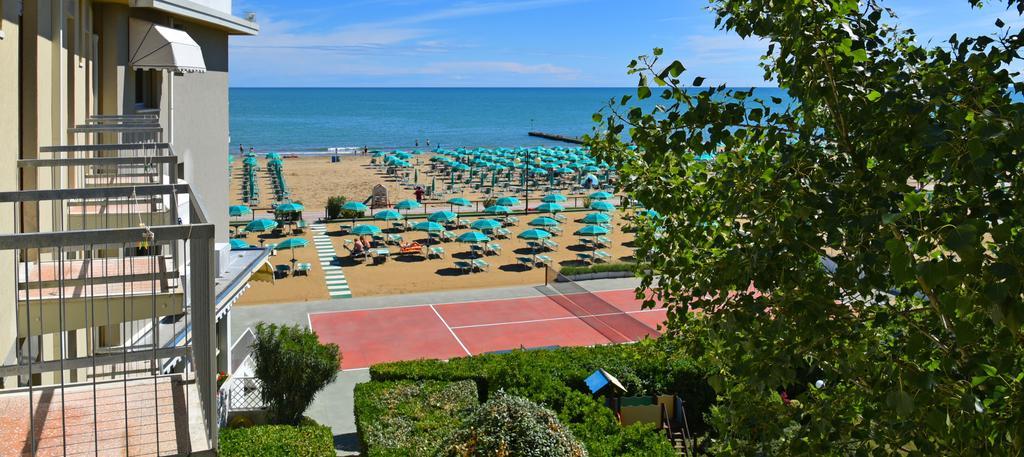 Hotel Janeiro Frontemare Лидо ди Йезоло Екстериор снимка