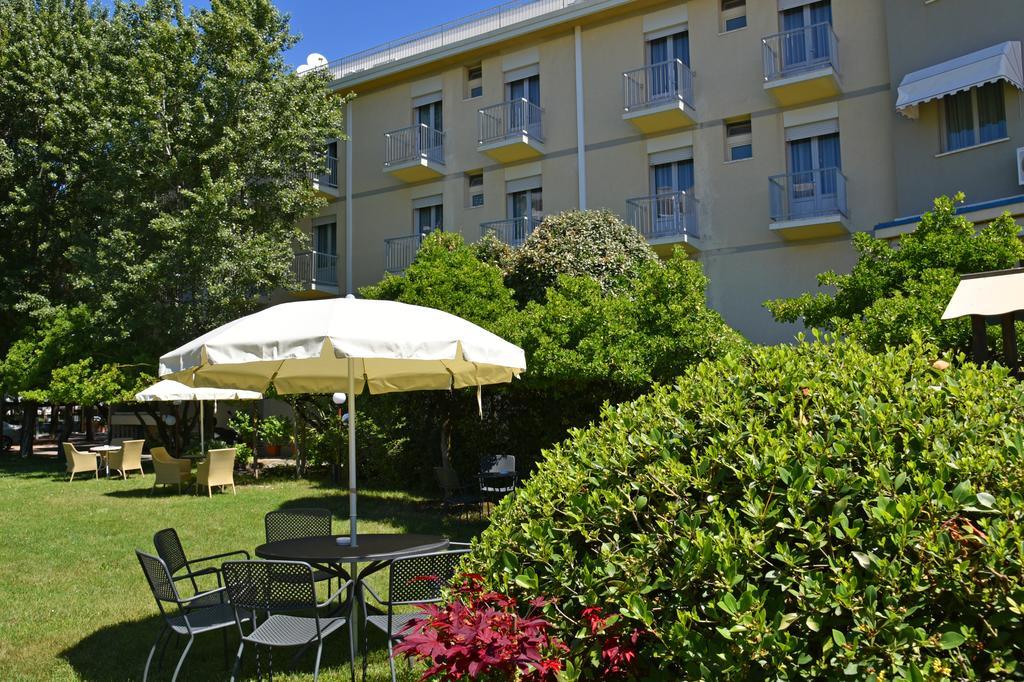 Hotel Janeiro Frontemare Лидо ди Йезоло Екстериор снимка