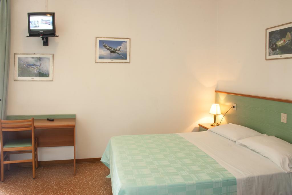 Hotel Janeiro Frontemare Лидо ди Йезоло Екстериор снимка