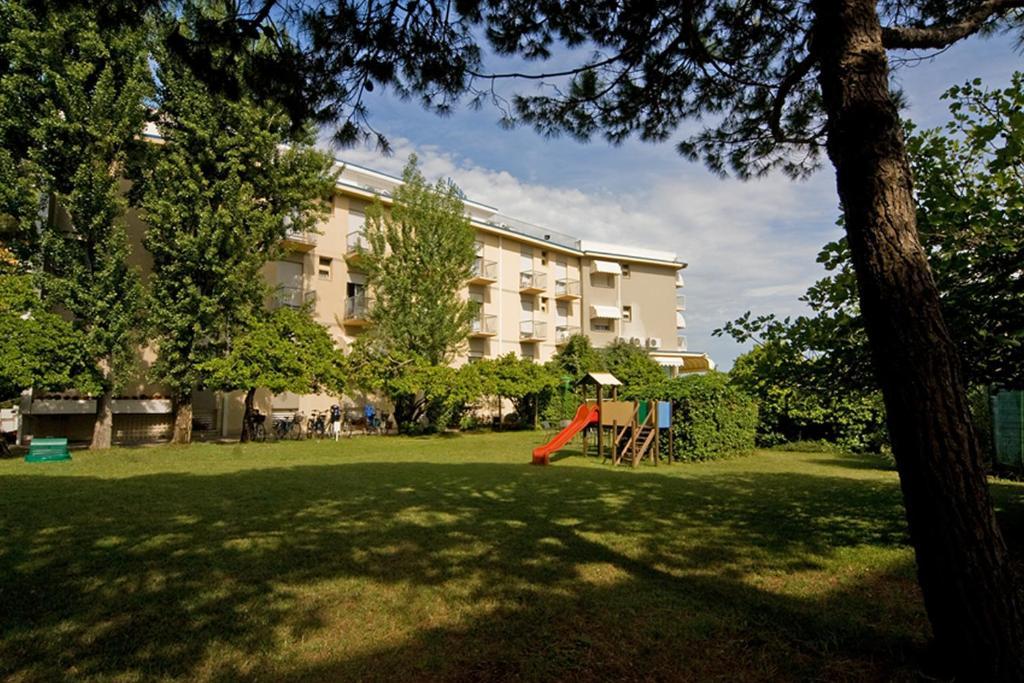 Hotel Janeiro Frontemare Лидо ди Йезоло Екстериор снимка