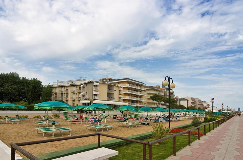 Hotel Janeiro Frontemare Лидо ди Йезоло Екстериор снимка