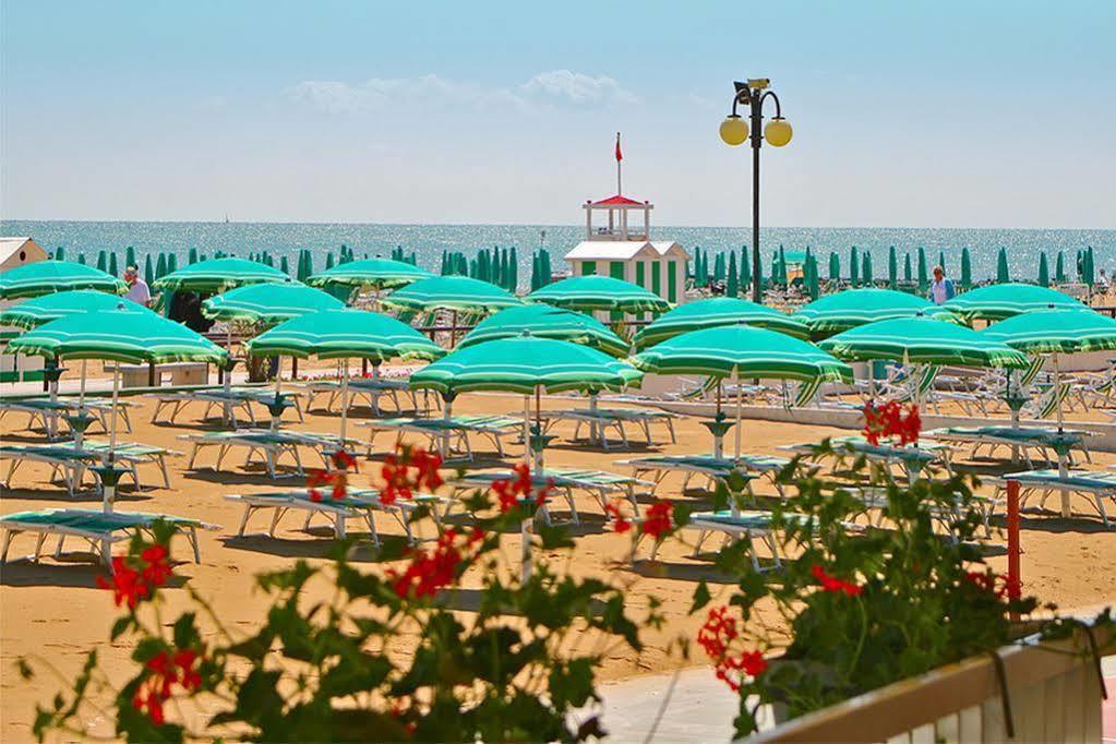 Hotel Janeiro Frontemare Лидо ди Йезоло Екстериор снимка
