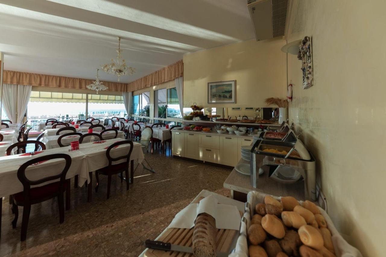 Hotel Janeiro Frontemare Лидо ди Йезоло Екстериор снимка